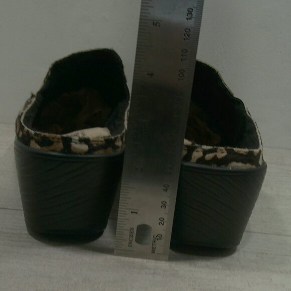 Sereniti Luxe Tundra Calf Hair Comfort Slip Resistant Clog | Mule Size 6 - Picture 12 of 14